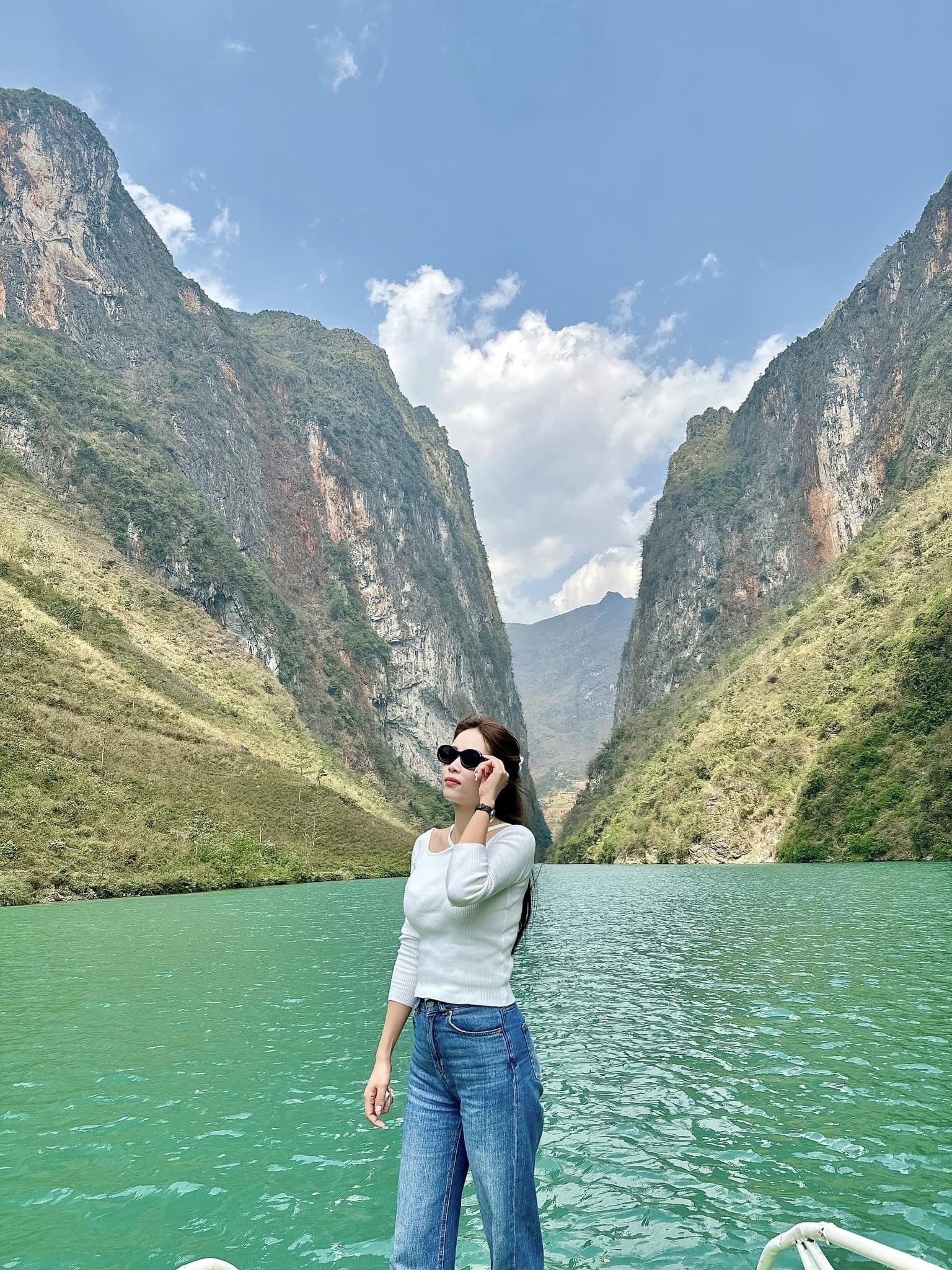 Nữ Ofer kể chuyện cầm lái ô tô đường đèo Hà Giang Nữ Ofer kể chuyện cầm lái ô tô đường đèo Hà Giang