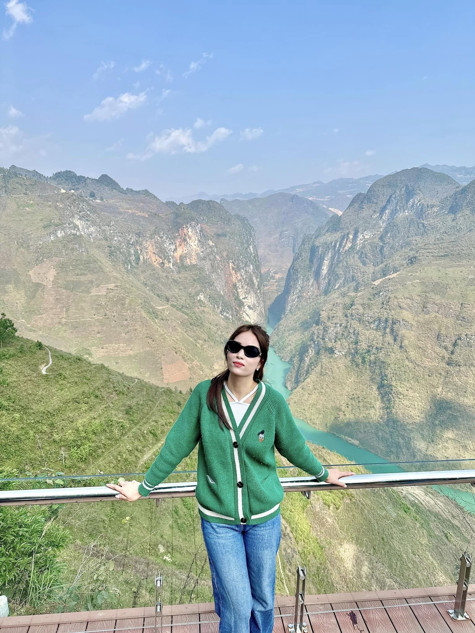 Nữ Ofer kể chuyện cầm lái ô tô đường đèo Hà Giang Nữ Ofer kể chuyện cầm lái ô tô đường đèo Hà Giang