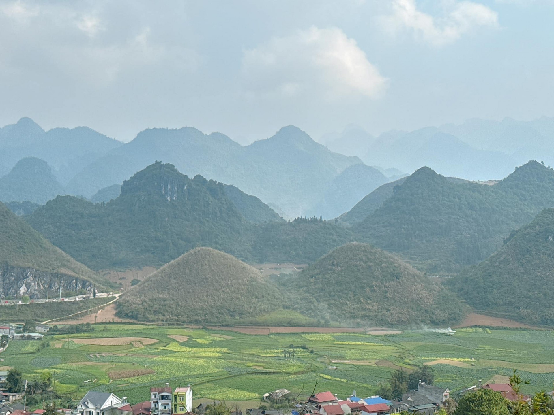 Mẹ trẻ Hà Nội chia sẻ kinh nghiệm cầm lái ô tô đường đèo Hà Giang Mẹ trẻ Hà Nội chia sẻ kinh nghiệm cầm lái ô tô đường đèo Hà Giang