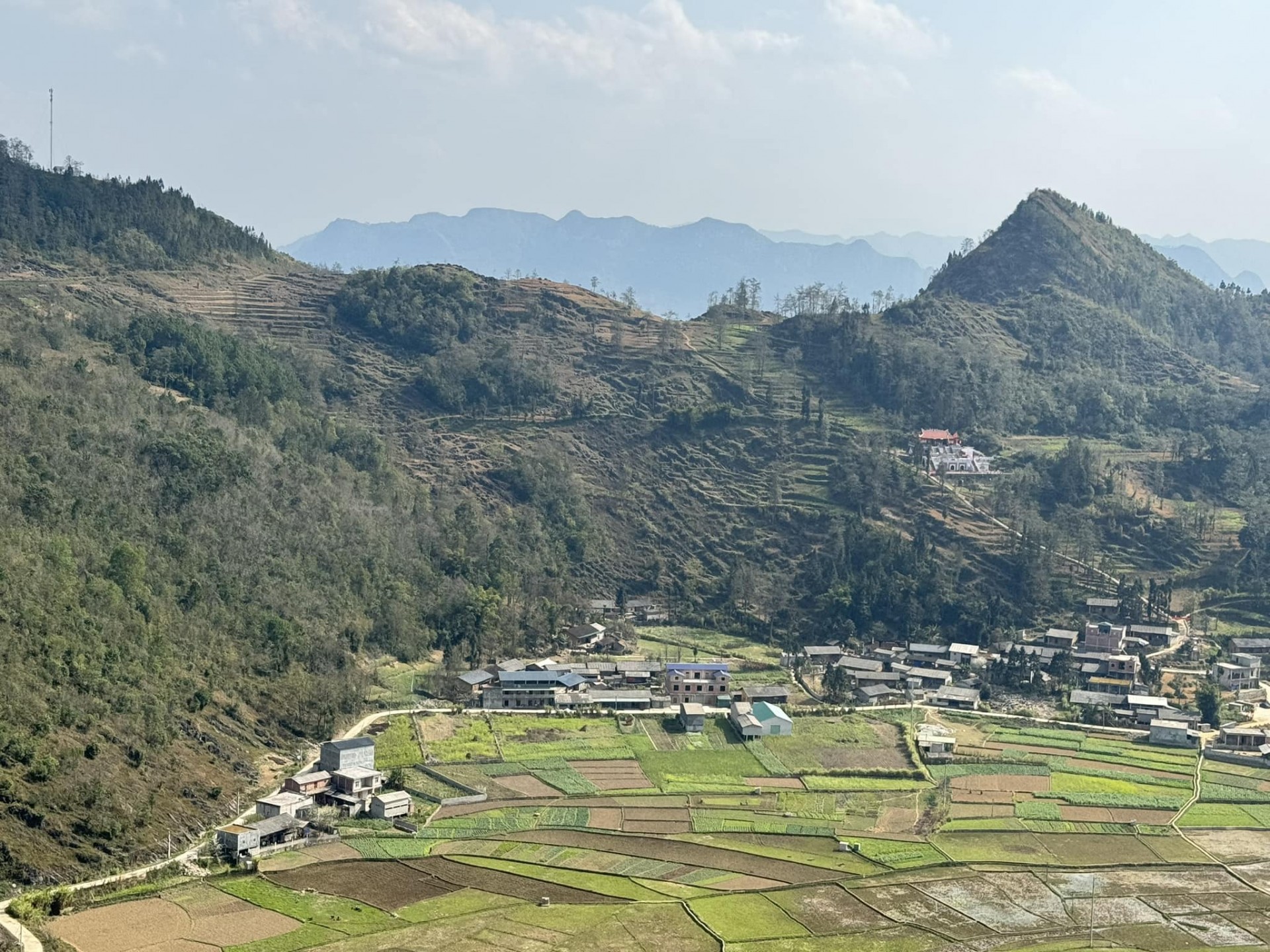 Mẹ trẻ Hà Nội chia sẻ kinh nghiệm cầm lái ô tô đường đèo Hà Giang Mẹ trẻ Hà Nội chia sẻ kinh nghiệm cầm lái ô tô đường đèo Hà Giang