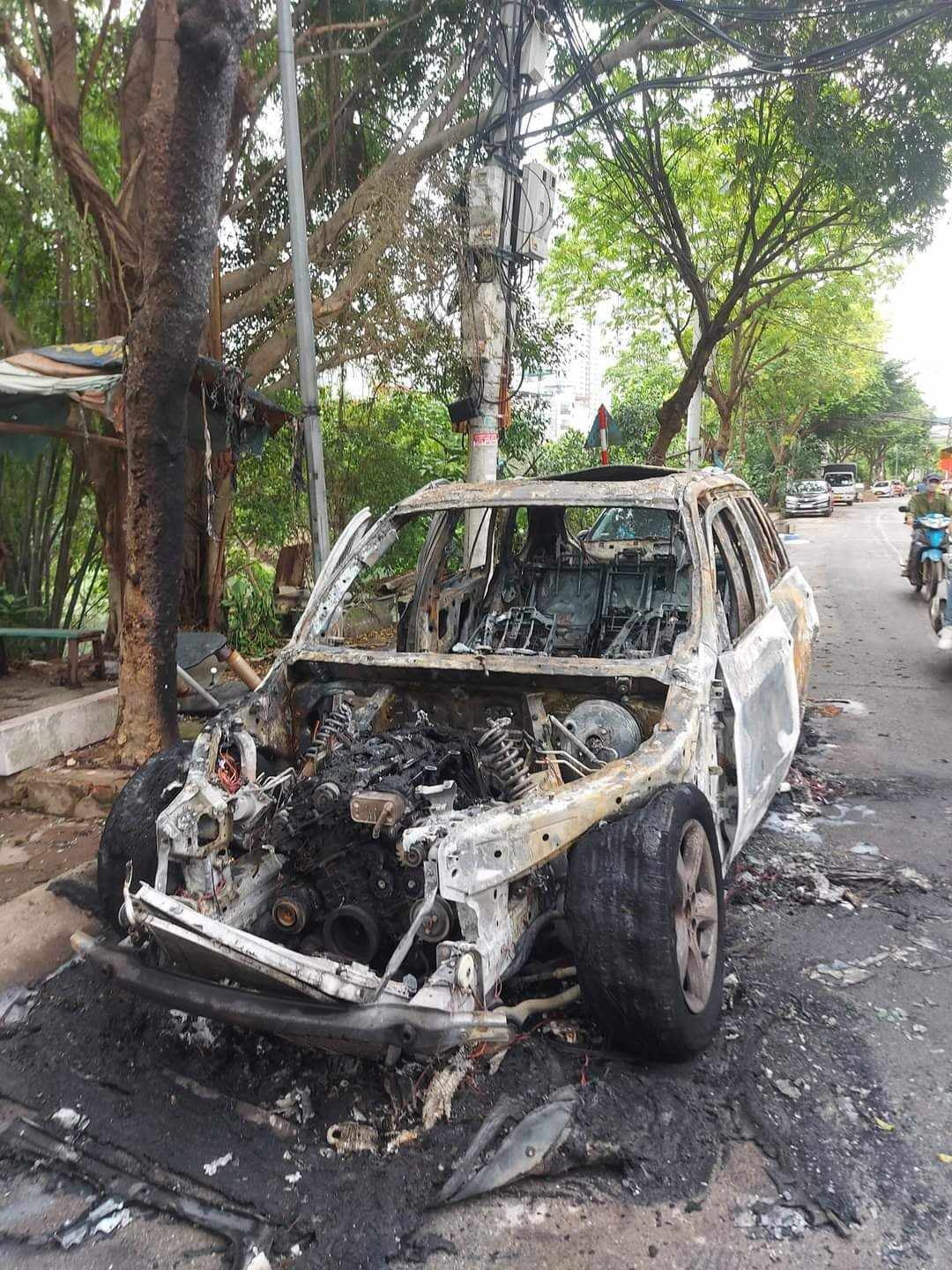 Xe BMW X5 cháy rụi khi đang đỗ ven đường Xe BMW X5 cháy rụi khi đang đỗ ven đường