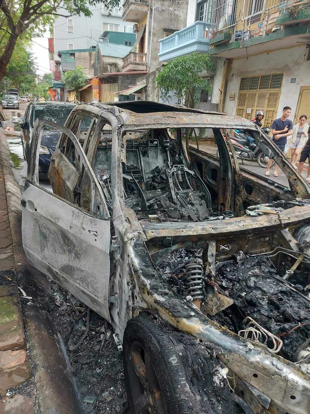 Xe BMW X5 cháy rụi khi đang đỗ ven đường Xe BMW X5 cháy rụi khi đang đỗ ven đường