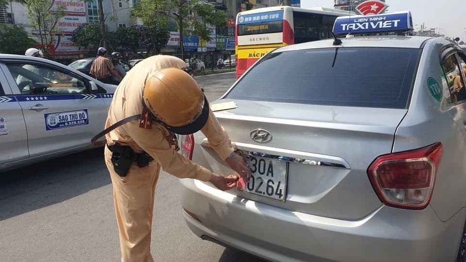 Tội lắp biển số giả phạt bao nhiêu tiền? Tội lắp biển số giả