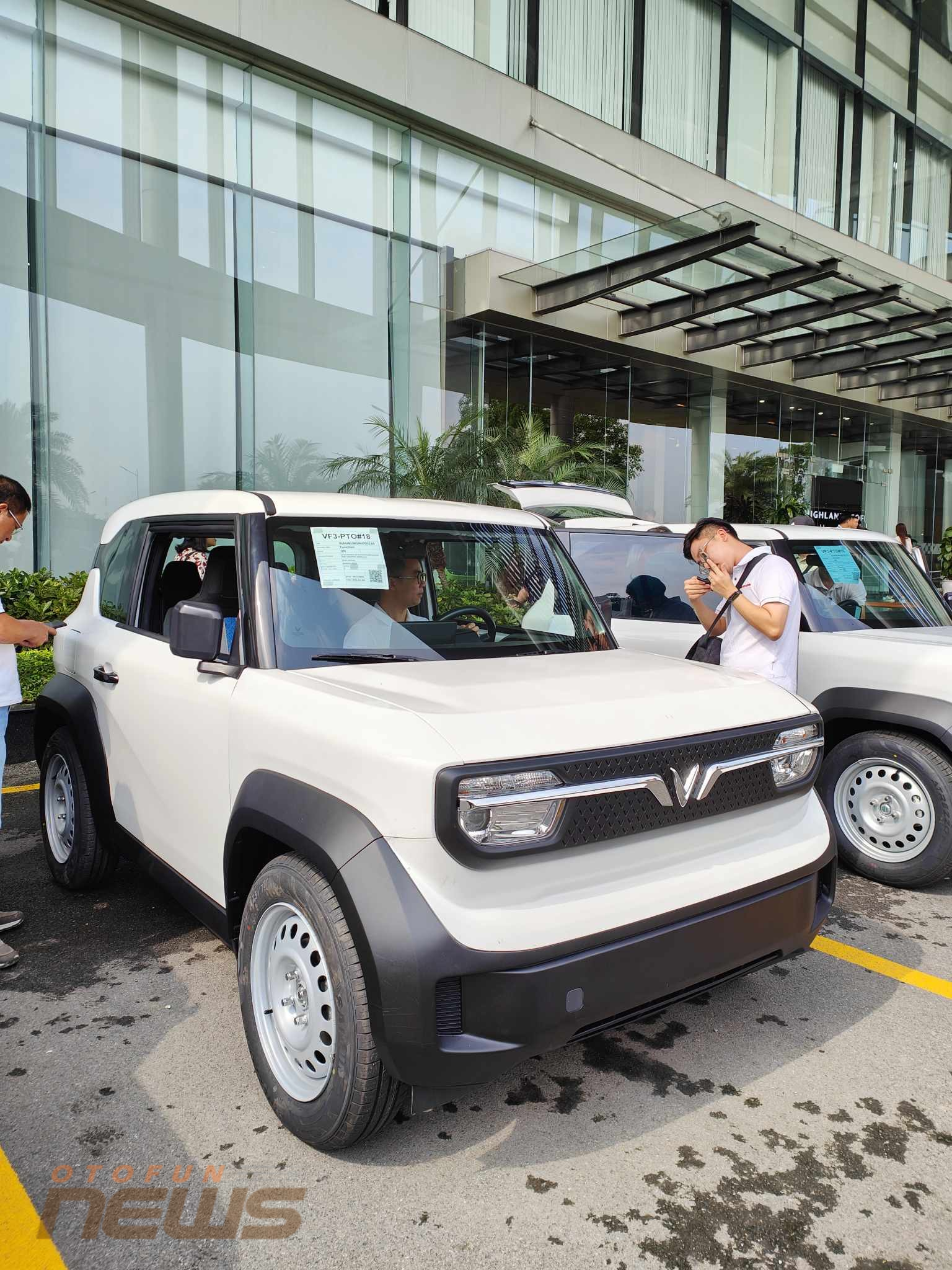 Cận cảnh nội thất, ngoại thất mẫu xe điện cỡ nhỏ VinFast VF 3 Ảnh thực tế đầu tiên nội thất, ngoại thất VinFast VF 3 phiên bản tiền sản xuất