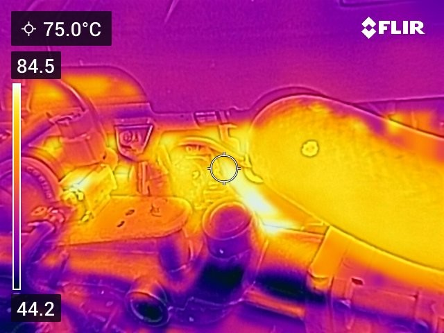 Bộ phận nào ở khoang động cơ nóng nhất khi xe đang vận hành? Bộ phận nào ở khoang động cơ nóng nhất khi xe đang vận hành?