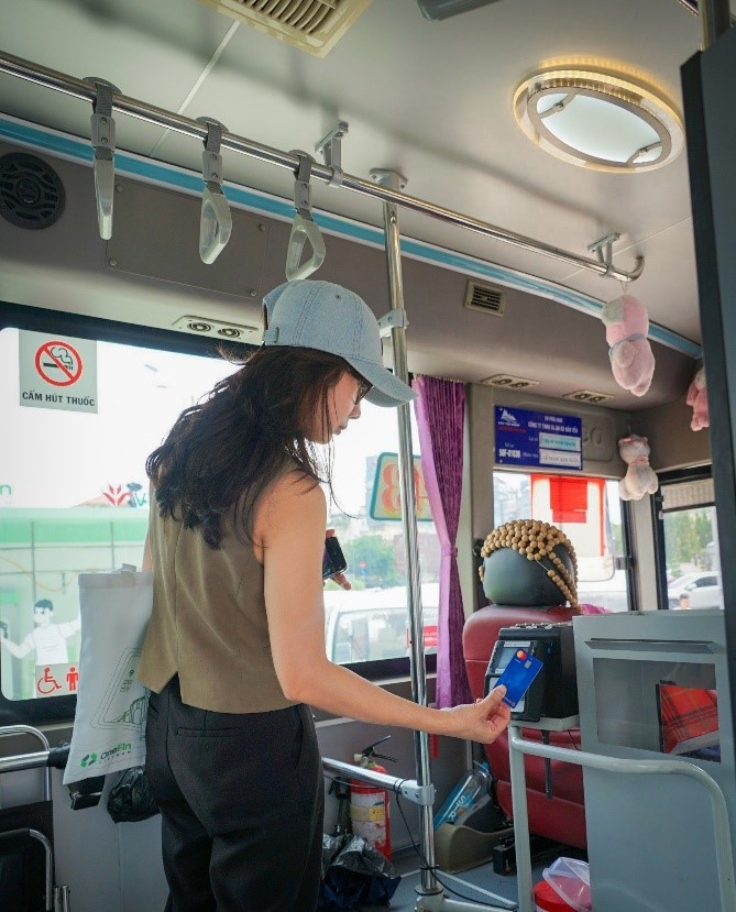 TP.HCM triển khai cổng thanh toán một chạm cho xe bus do VPBank, OneFin và MasterCard phối hợp cung cấp TP.HCM triển khai cổng thanh toán một chạm cho xe bus do VPBank, OneFin và MasterCard phối hợp cung cấp
