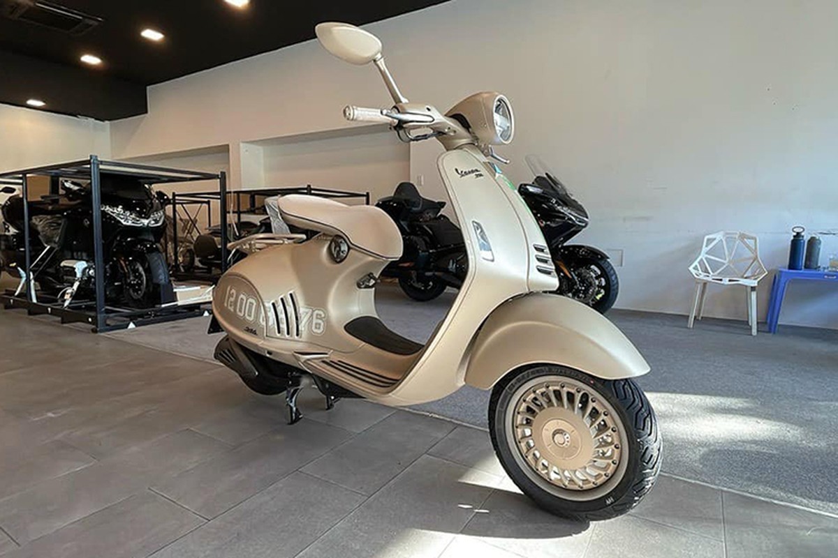 Vespa 946 phiên bản rồng được rao bán với giá gần mua được một chiếc Mazda CX-5 Vespa 946 phiên bản rồng được rao bán với giá gần mua được một chiếc Mazda CX-5