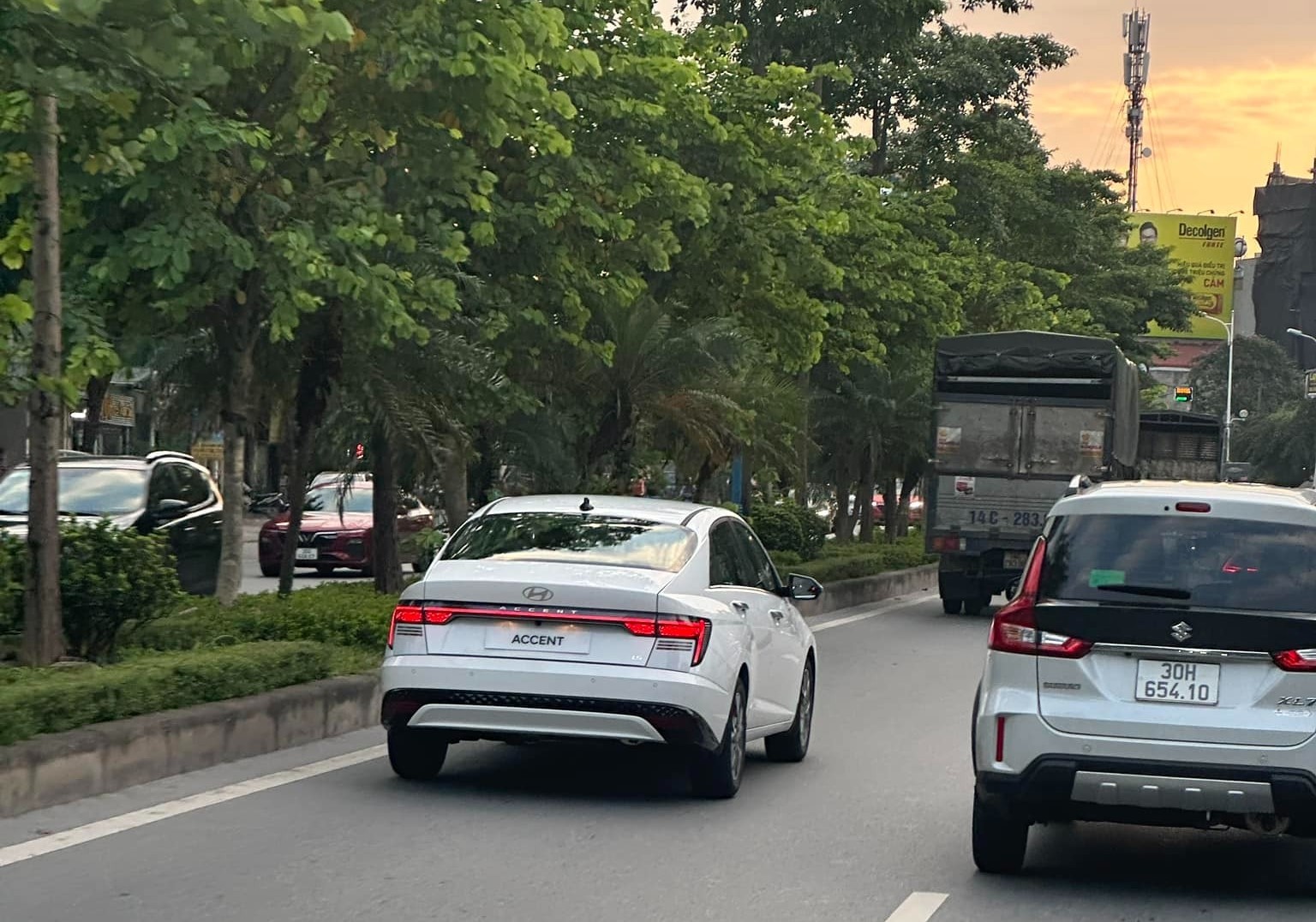 Ngoại hình Hyundai Accent thế hệ mới gây tranh cãi sau khi lộ diện trên đường phố Việt Nam Ngoại hình Hyundai Accent thế hệ mới gây tranh cãi sau khi lộ diện trên đường phố Việt Nam