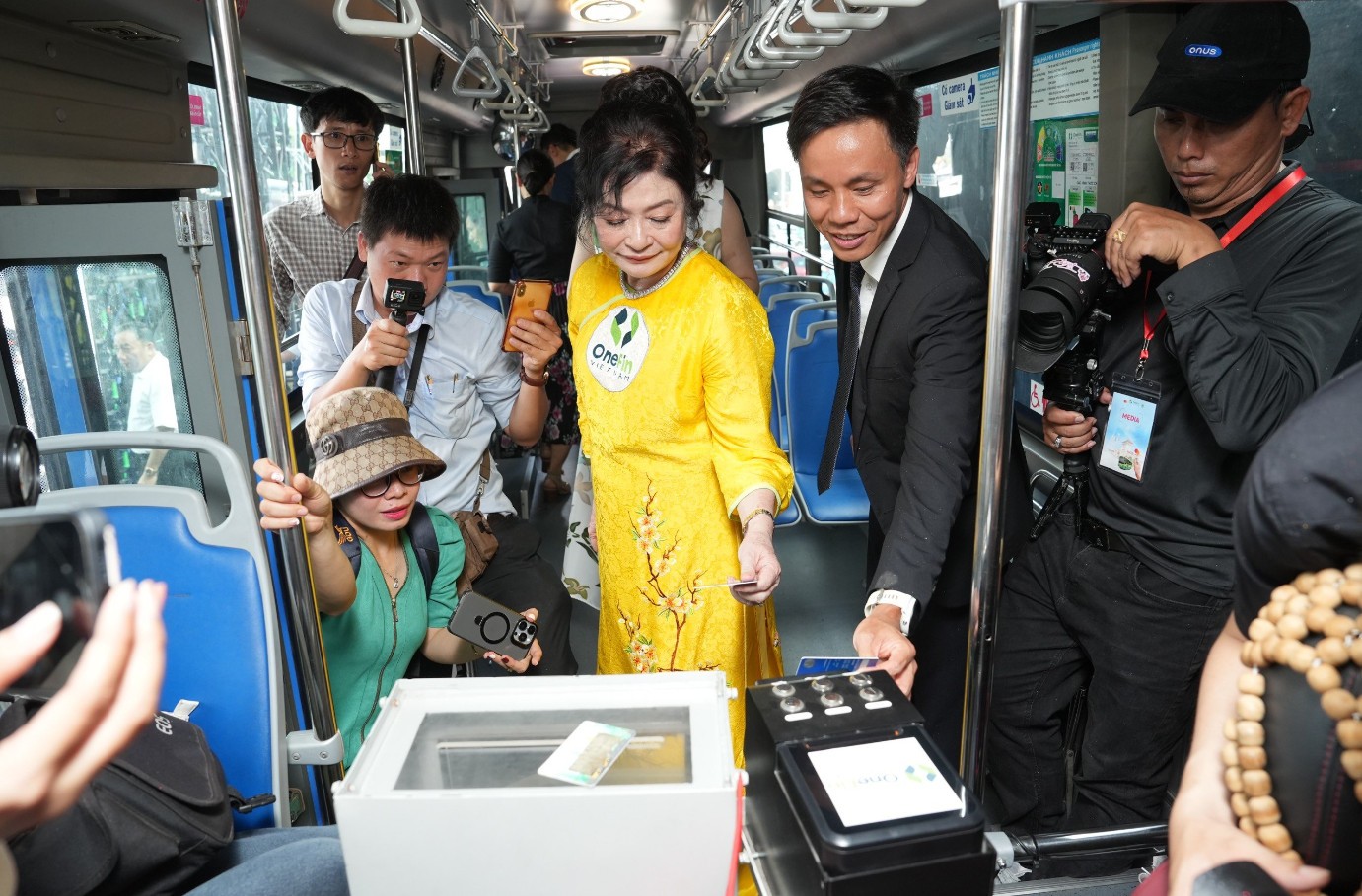 TP.HCM triển khai cổng thanh toán một chạm cho xe bus do VPBank, OneFin và MasterCard phối hợp cung cấp TP.HCM triển khai cổng thanh toán một chạm cho xe bus do VPBank, OneFin và MasterCard phối hợp cung cấp