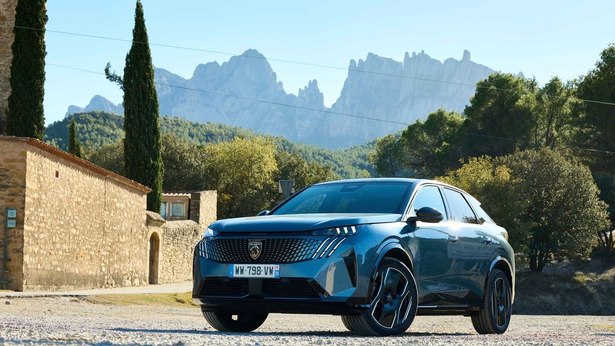Cận cảnh Peugeot 3008 Plug-in Hybrid, đi được 80km mà không tốn xăng Cận cảnh Peugeot 3008 Plug-in Hybrid, đi được 80km mà không tốn xăng