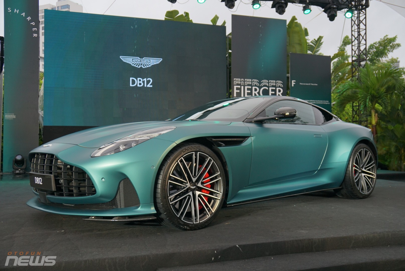 Aston Martin DB12 'chốt' giá từ 19,5 tỷ đồng tại Việt Nam