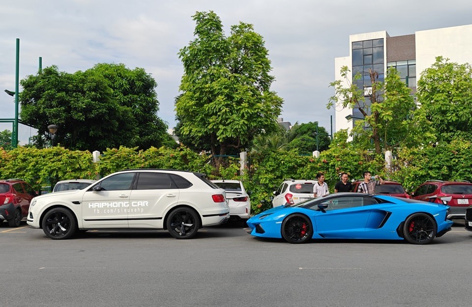 Họp phụ huynh chất như ở Hải Phòng, toàn siêu xe đỗ cổng trường Đi họp phụ huynh chất như ở Hải Phòng, toàn siêu xe đỗ ở cổng trường