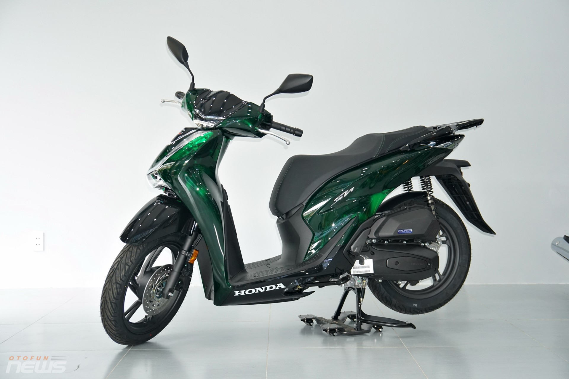 Cận cảnh Honda SH 125 Vetro với 'dàn áo' trong suốt tại Việt Nam