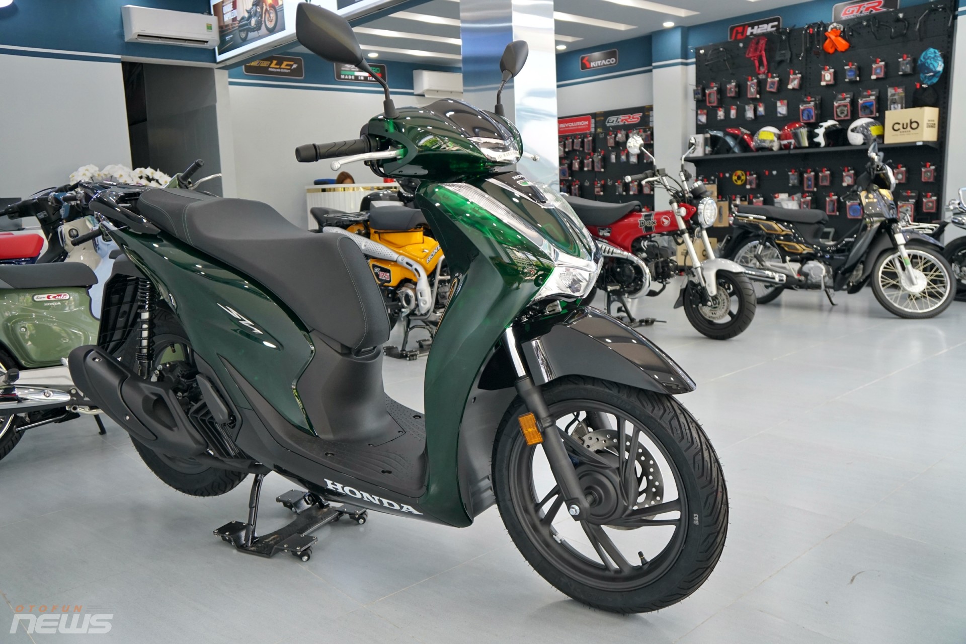 Cận cảnh Honda SH 125 Vetro với 'dàn áo' trong suốt tại Việt Nam