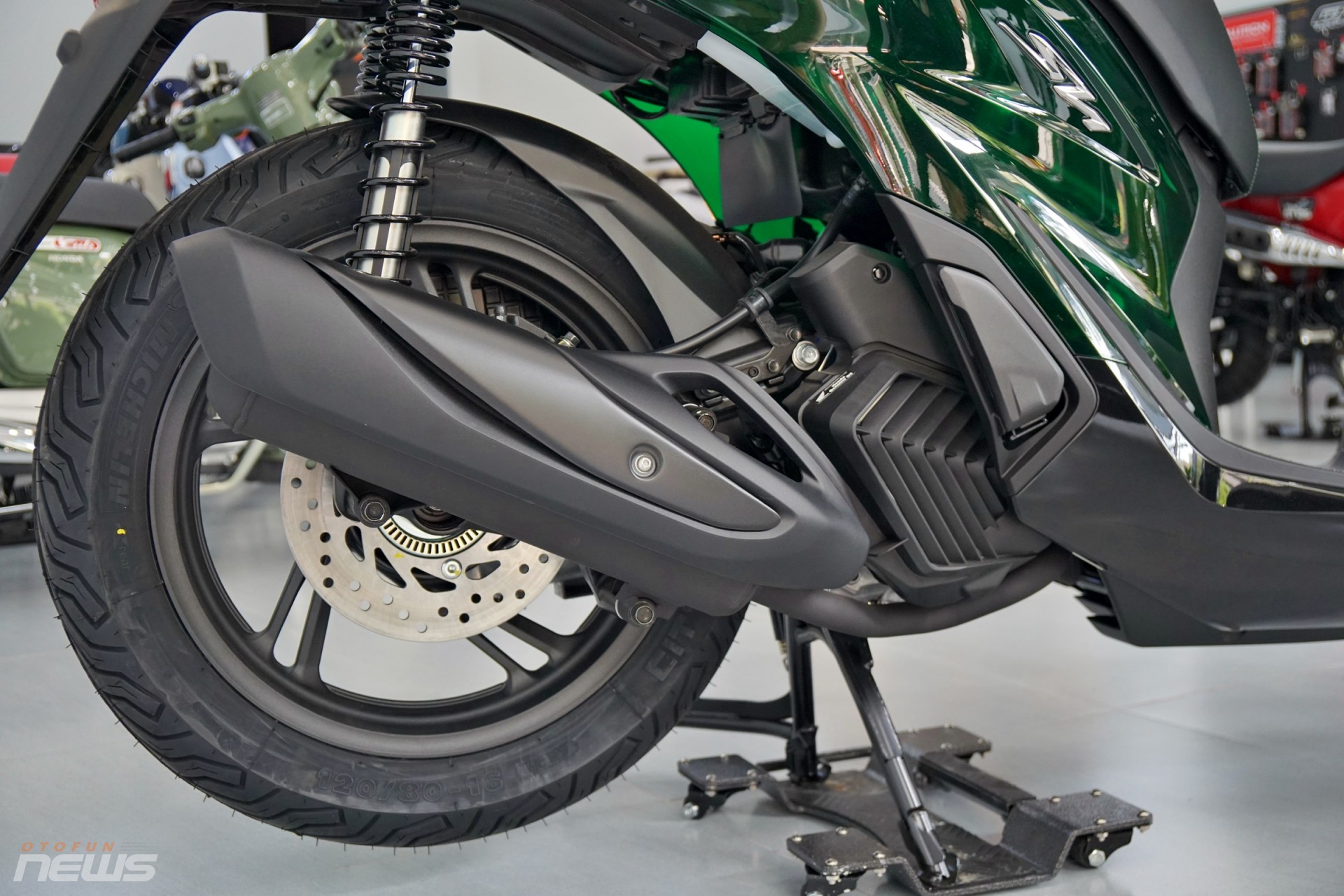 Cận cảnh Honda SH 125 Vetro với 'dàn áo' trong suốt tại Việt Nam