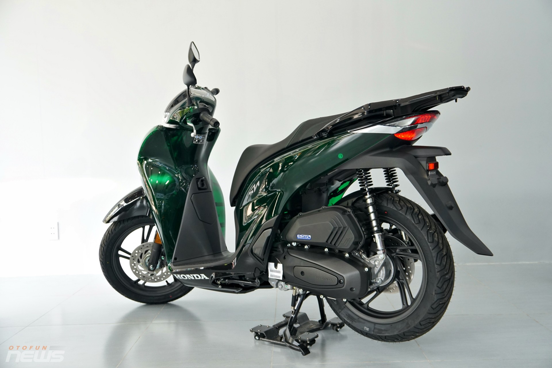 Cận cảnh Honda SH 125 Vetro với 'dàn áo' trong suốt tại Việt Nam