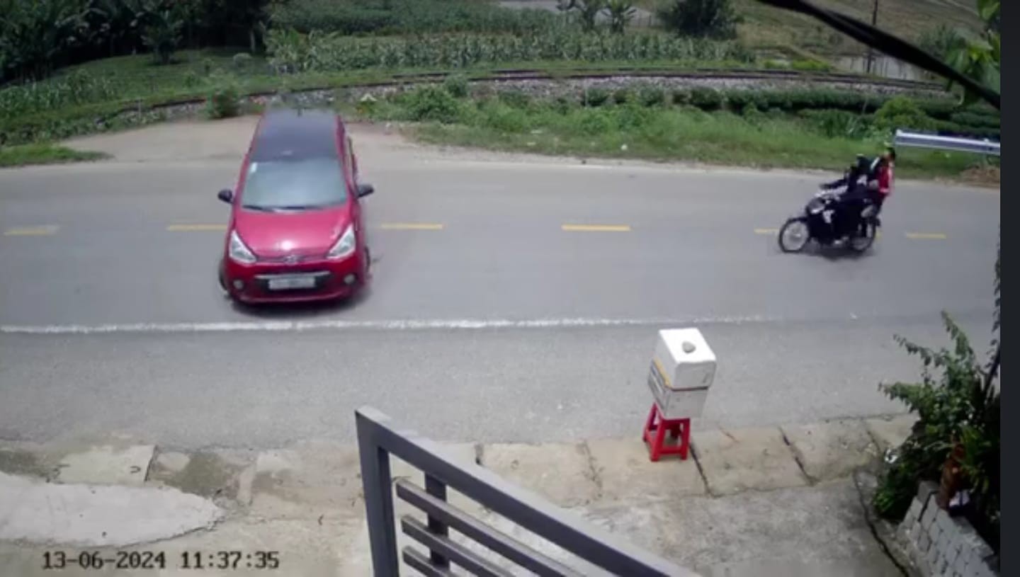 Xe máy kẹp 3 phóng nhanh đâm sầm vào ô tô đang quay đầu Xe máy kẹp 3 phóng nhanh đâm sầm vào ô tô đang quay đầu