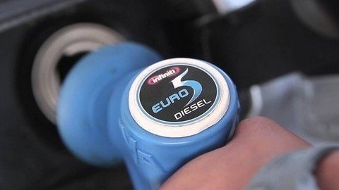 Người dùng ô tô Việt Nam gian nan tìm dầu diesel 0,001S cho xe đạt chuẩn khí thải mới