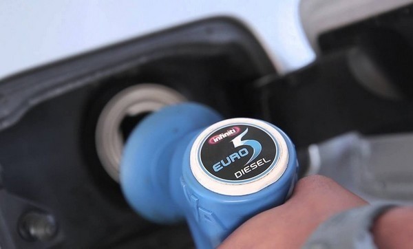 Người dùng ô tô Việt Nam gian nan tìm dầu diesel 0,001S cho xe đạt chuẩn khí thải mới Người dùng ô tô Việt Nam gian nan tìm dầu diesel 0,001S cho xe đạt chuẩn khí thải mới