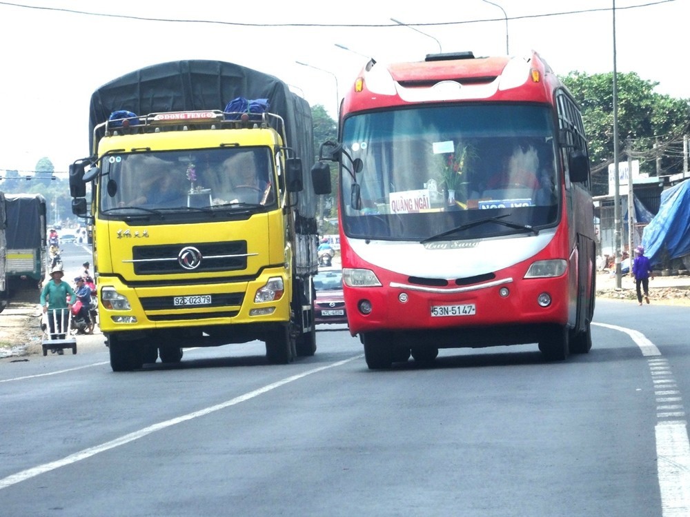 Nguyên nhân phóng nhanh, vượt ẩu là gì và mức phạt ra sao Ô tô vượt ẩu có thể bị phạt tới 12 triệu.