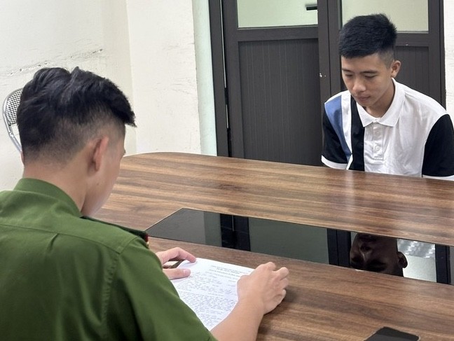 Thủ phạm đập vỡ kính hàng loạt ô tô ở Hà Nội khai lý do Thủ phạm đập vỡ kính hàng loạt ô tô ở Hà Nội khai lý do
