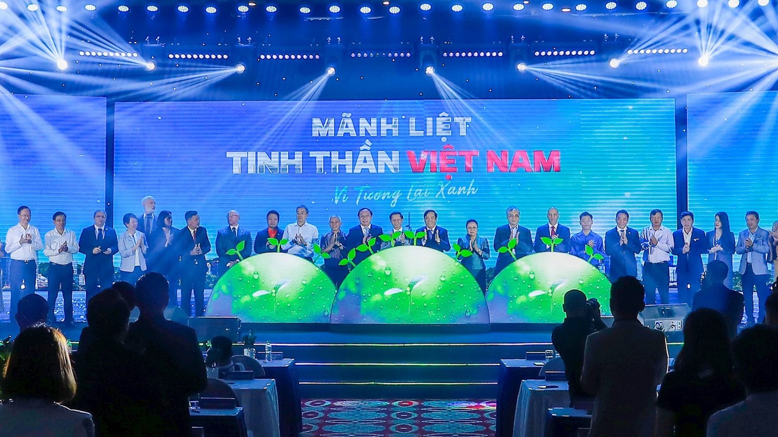 Vingroup mạnh tay 'bao' phí sạc xe và phí gửi xe cho người sở hữu ô tô điện