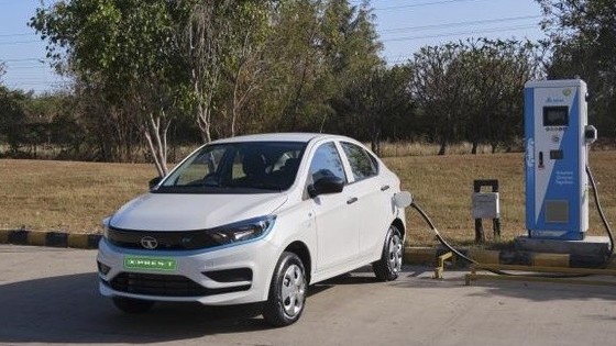 Độc lạ chuyện chính quyền chỉ cho tài xế taxi hành nghề bằng xe điện
