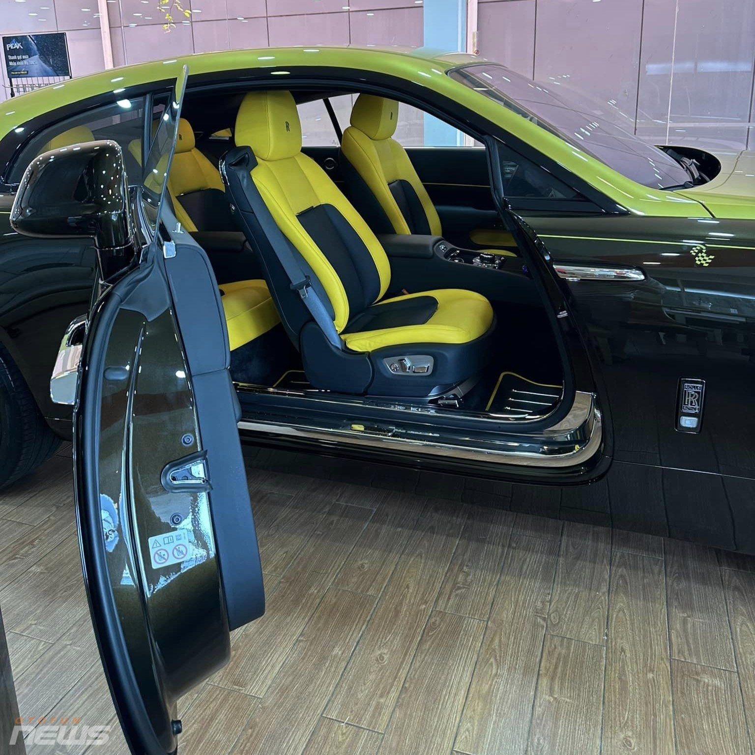 Bắt gặp Rolls-Royce Wraith 'độc nhất thế giới' tại Việt Nam Bắt gặp Rolls-Royce Wraith 'độc nhất thế giới' tại Việt Nam