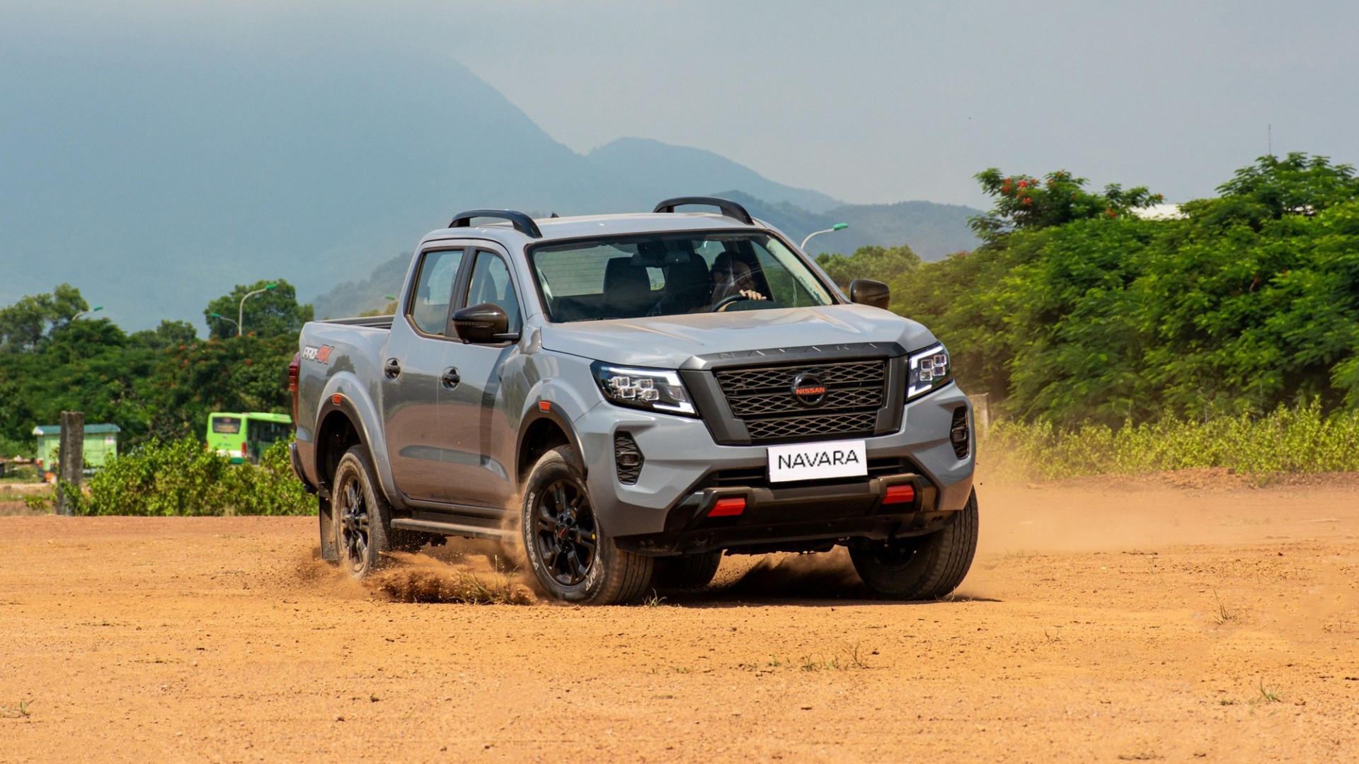 Nissan Navara 2024 ra mắt, thêm một phiên bản, giá khởi điểm rẻ hơn trước