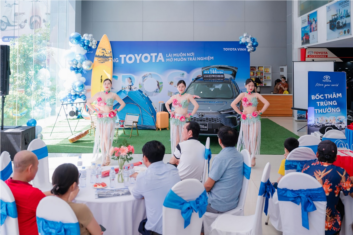 Các khách mời tham gia sự kiện và xem trình diễn tại showroom. Các khách mời tham gia sự kiện và xem trình diễn tại showroom.