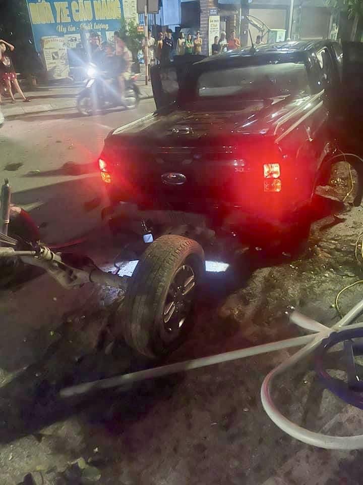 Cú đâm rụng cầu sau bán tải Ford Ranger XLS và những bài học về an toàn Cú đâm rụng cầu sau bán tải Ford Ranger XLS và những bài học về an toàn