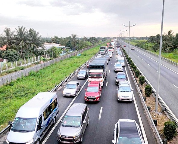 Phạt nguội đi vào làn khẩn cấp trên cao tốc bao nhiêu tiền? Phạt nguội đi vào làn khẩn cấp trên cao tốc bao gồm phạt tiền kèm tước giấy phép lái xe