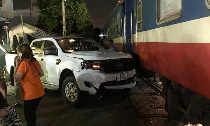 Thót tim chứng kiến xe bán tải cố tình vượt đèn gây tai nạn với tàu hỏa đang di chuyển Thót tim chứng kiến xe bán tải cố tình vượt đèn gây tai nạn với tàu hỏa đang di chuyển