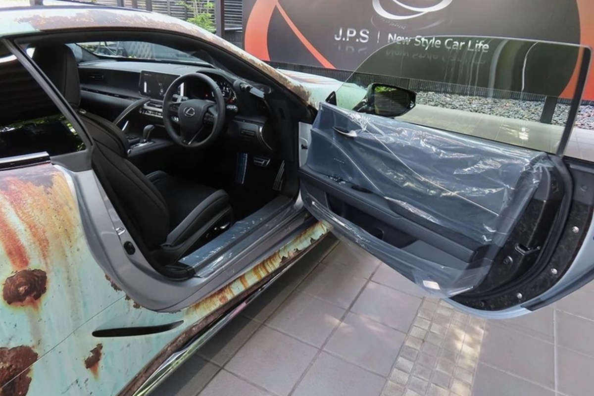 Lexus LC500 dán decal 'đồng nát' trông rỉ sét nhưng thực ra là xe có giá cả chục tỷ đồng Lexus LC500 dán decal 'đồng nát' trông rỉ sét nhưng thực ra là xe có giá cả chục tỷ đồng