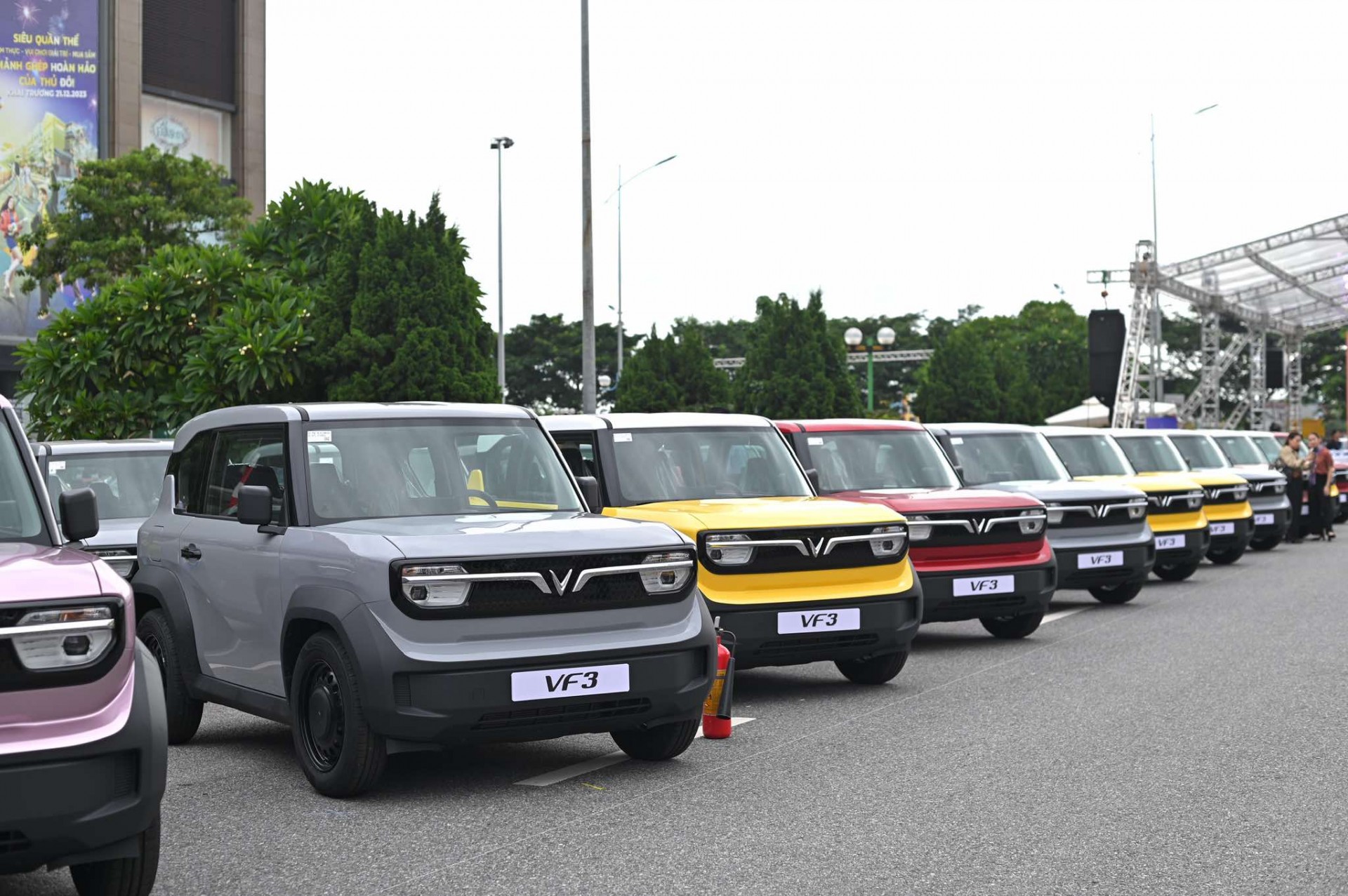 Bàn giao 99 xe điện VinFast VF 3 đầu tiên Bàn giao 99 xe điện VinFast VF 3 đầu tiên