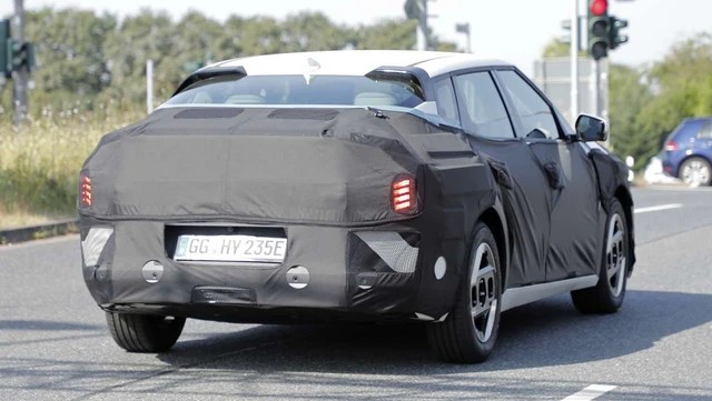Sedan điện Kia đầu tiên chạy thử trên đường Sedan điện Kia đầu tiên chạy thử trên đường