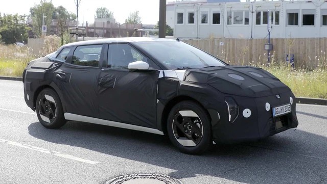 Sedan điện Kia đầu tiên chạy thử trên đường Sedan điện Kia đầu tiên chạy thử trên đường