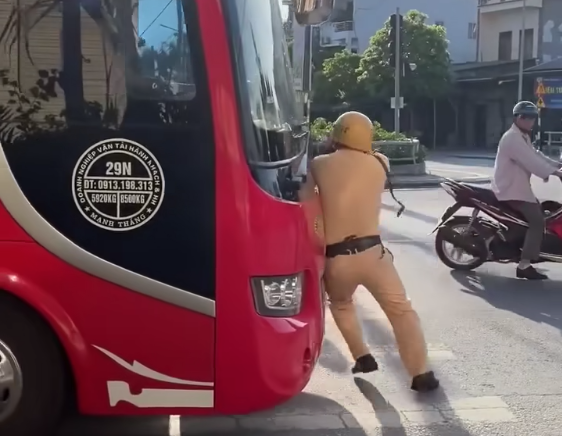 Nhiều mức phạt giao thông tăng hàng chục lần, lỗi cao nhất tăng tới 50 triệu đồng Nhiều mức phạt giao thông tăng hàng chục lần, lỗi cao nhất tăng tới 50 triệu đồng