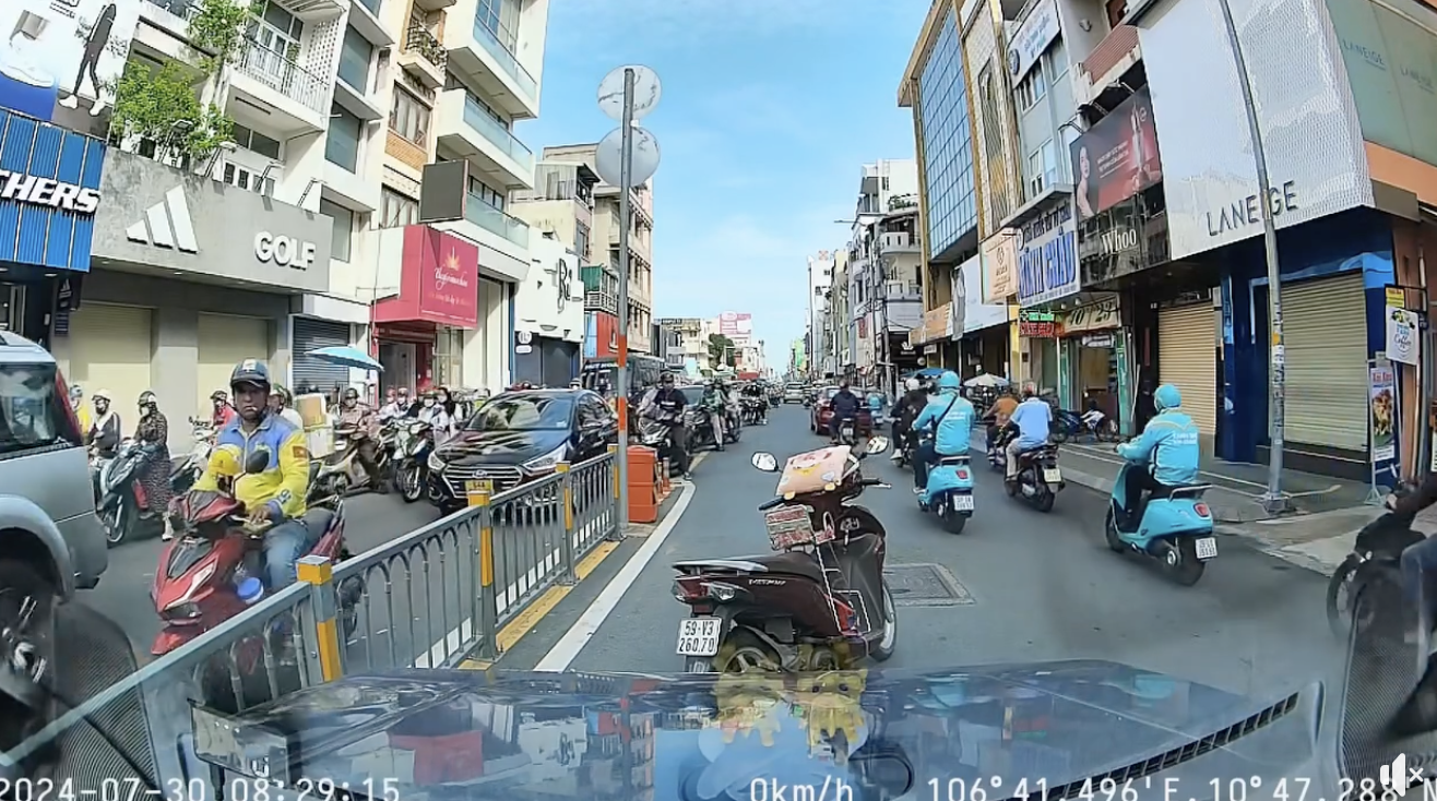 Xử phạt người đàn ông chở con nhỏ chạy xe ngược chiều còn chặn đầu ô tô Xử phạt người đàn ông chở con nhỏ chạy xe ngược chiều còn chặn đầu ô tô