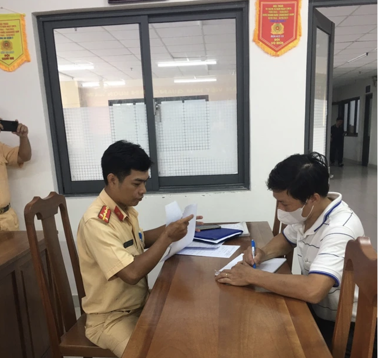 Xử phạt người đàn ông chở con nhỏ chạy xe ngược chiều còn chặn đầu ô tô Xử phạt người đàn ông chở con nhỏ chạy xe ngược chiều còn chặn đầu ô tô