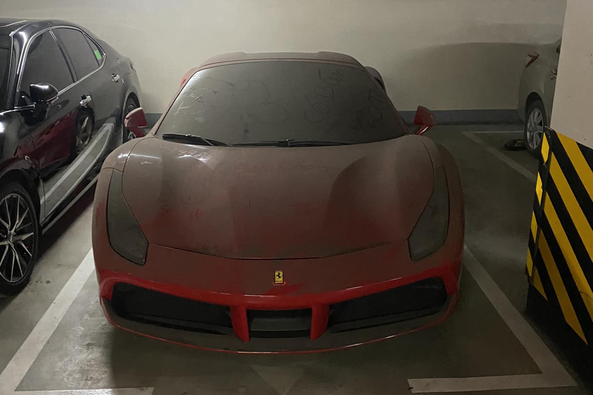 Ferrari 488 Spider phủ bụi trong hầm chung cư, số phận long đong như chủ Ferrari 488 Spider phủ bụi trong hầm chung cư, số phận long đong như chủ