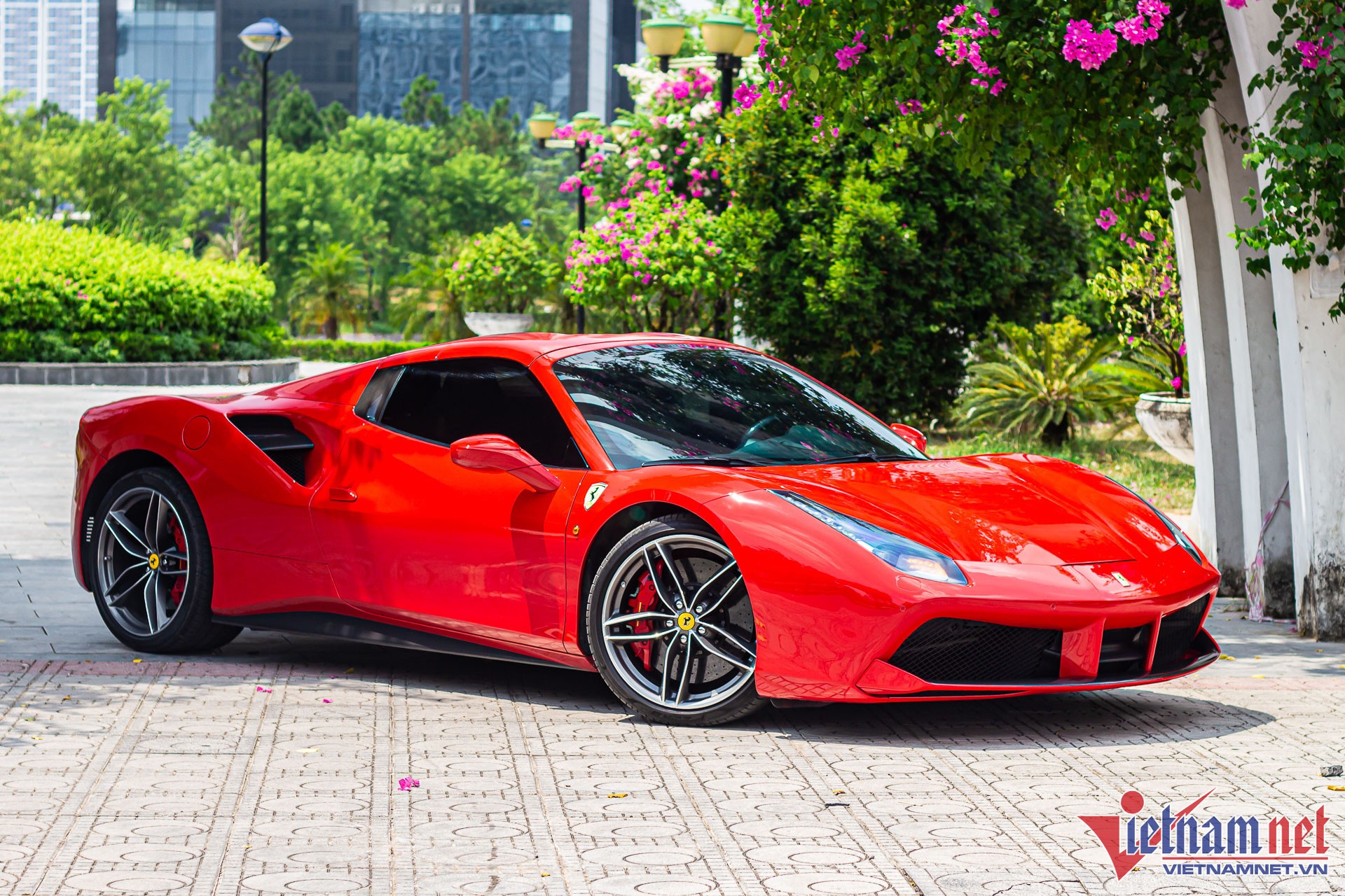 Ferrari 488 Spider phủ bụi trong hầm chung cư, số phận long đong như chủ Ferrari 488 Spider phủ bụi trong hầm chung cư, số phận long đong như chủ