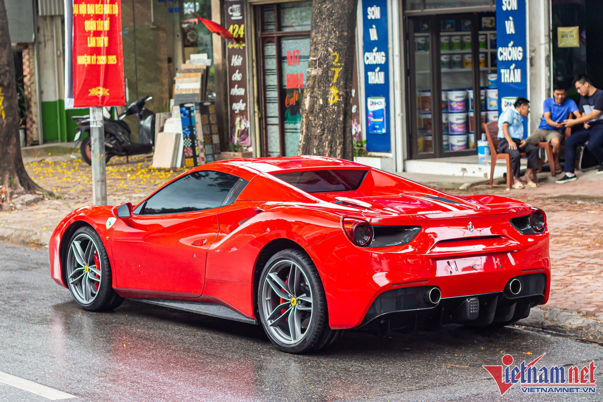Ferrari 488 Spider phủ bụi trong hầm chung cư, số phận long đong như chủ Ferrari 488 Spider phủ bụi trong hầm chung cư, số phận long đong như chủ