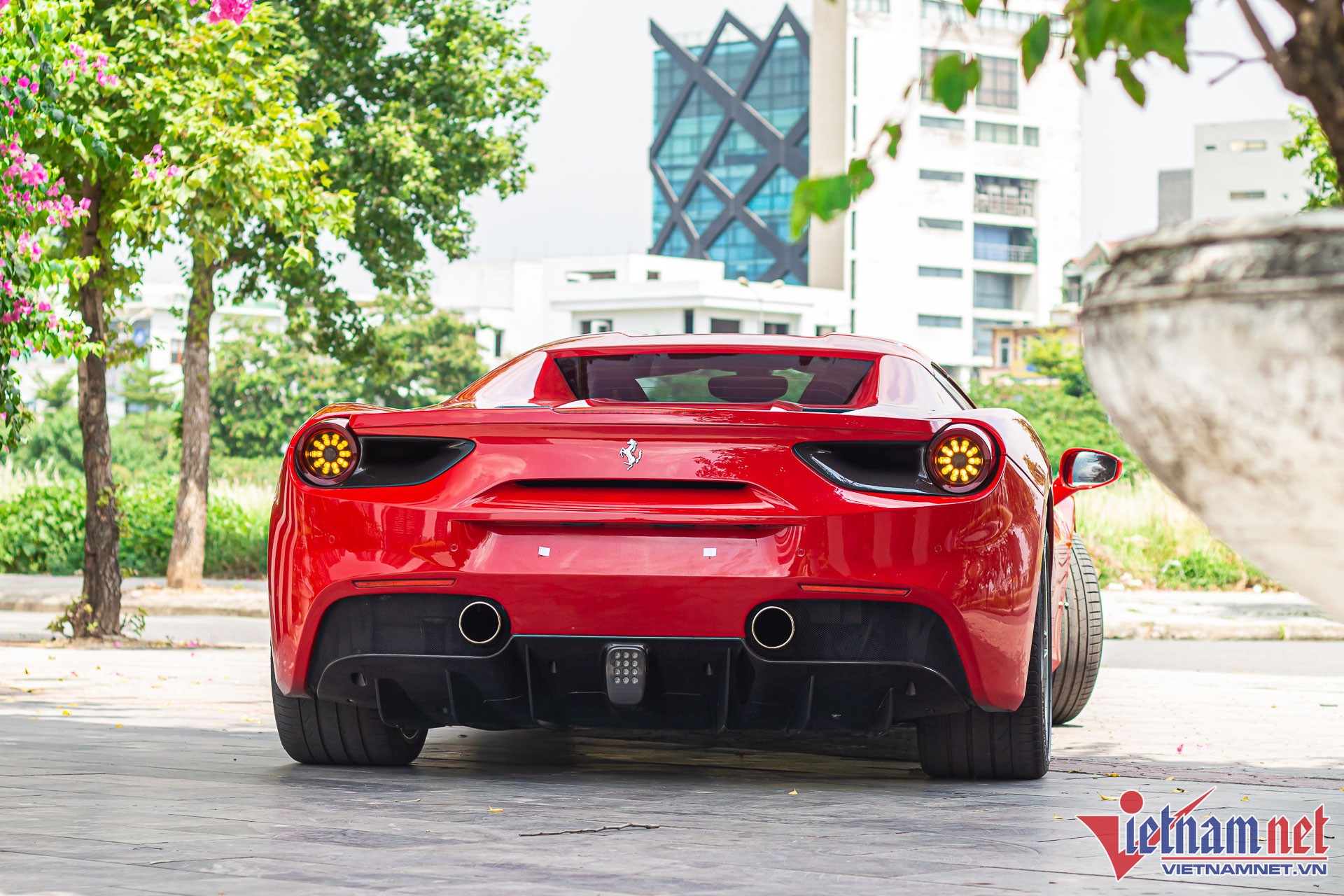 Ferrari 488 Spider phủ bụi trong hầm chung cư, số phận long đong như chủ Ferrari 488 Spider phủ bụi trong hầm chung cư, số phận long đong như chủ