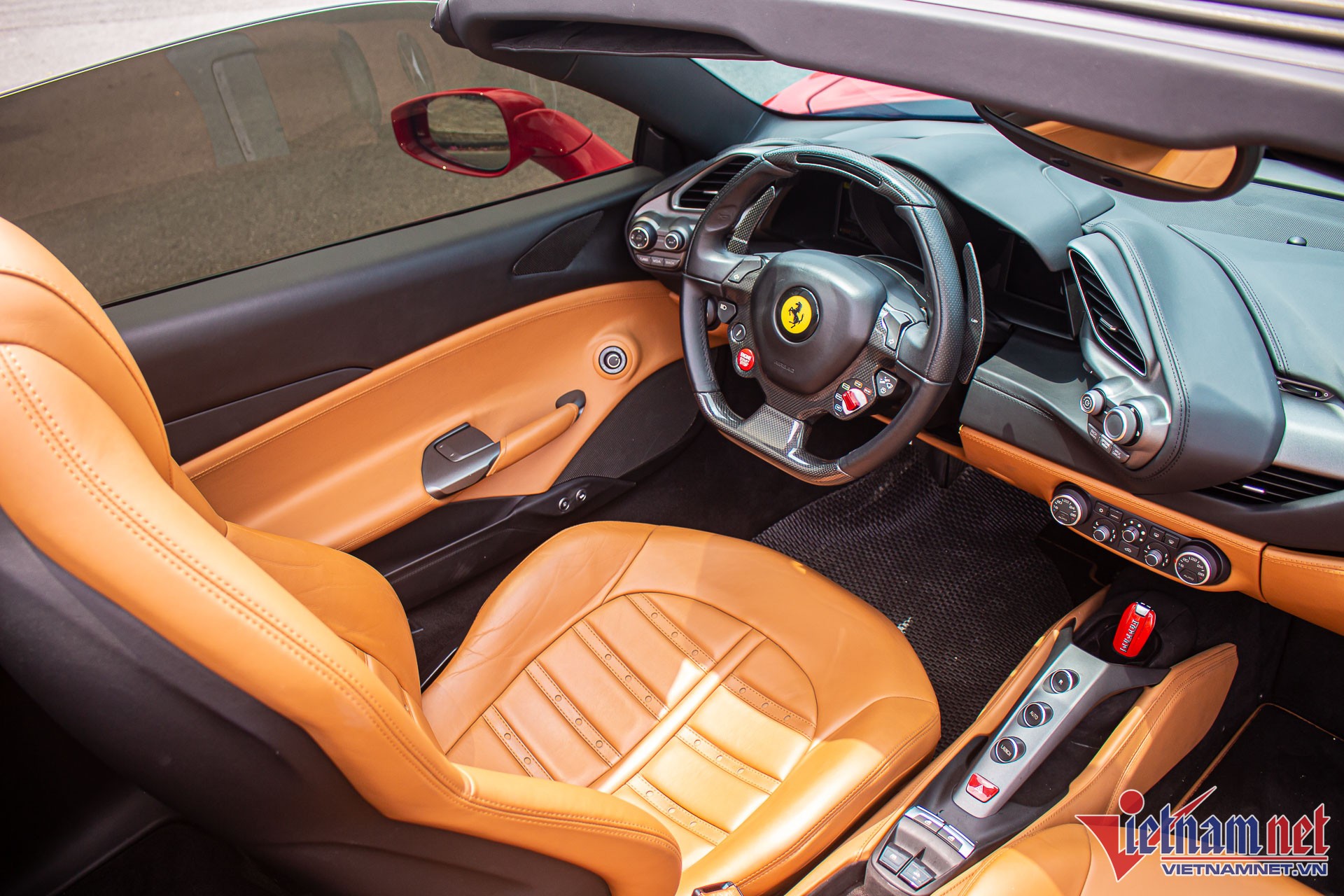 Ferrari 488 Spider phủ bụi trong hầm chung cư, số phận long đong như chủ Ferrari 488 Spider phủ bụi trong hầm chung cư, số phận long đong như chủ