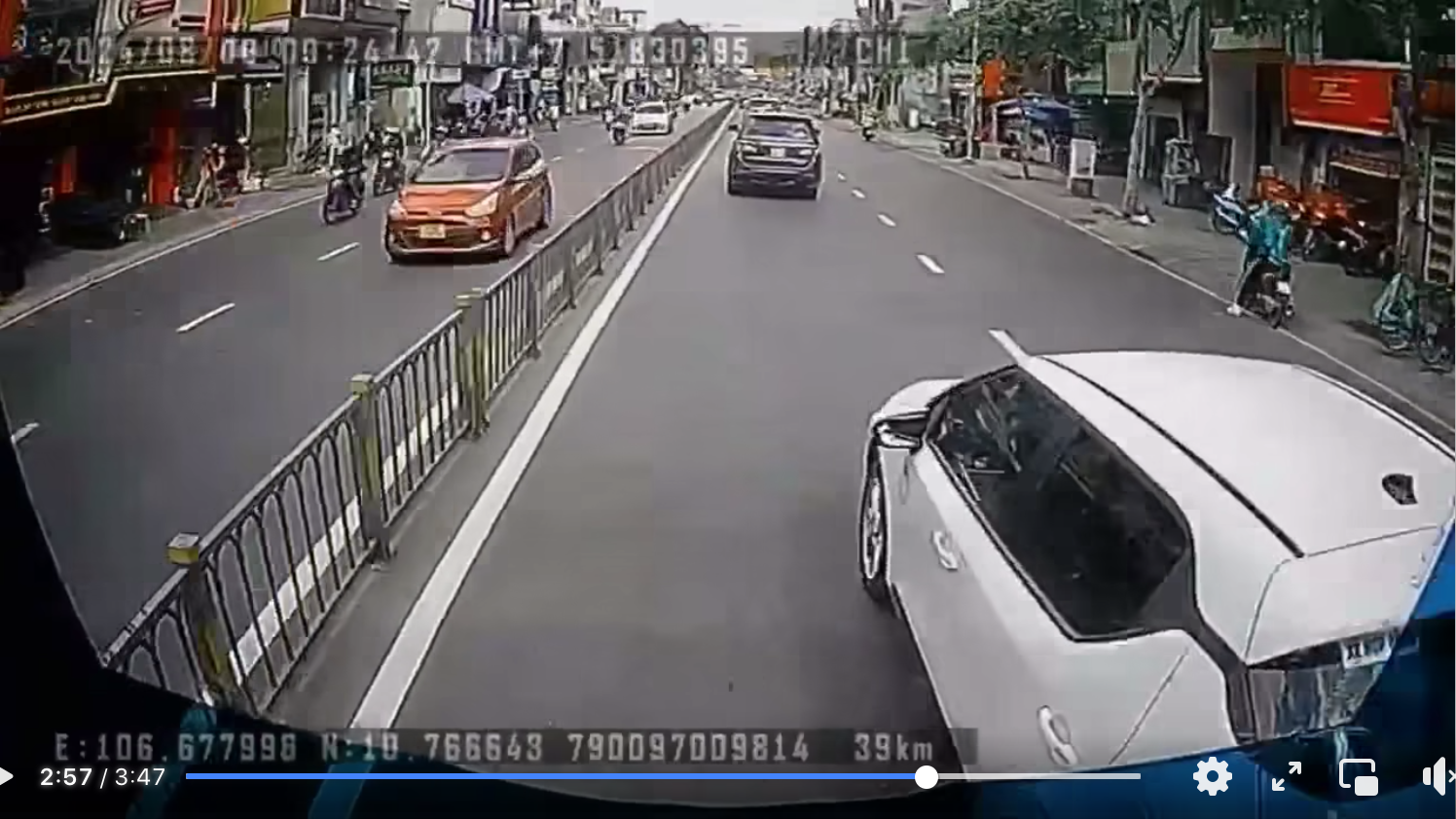 Tài xế và phụ xe bus tấn công tài xế VinFast VF 5 vì bị chặn đường, tạt đầu trên quãng đường dài. Tài xế và phụ xe bus tấn công tài xế VinFast VF 5 vì bị chặn đường, tạt đầu trên quãng đường dài.