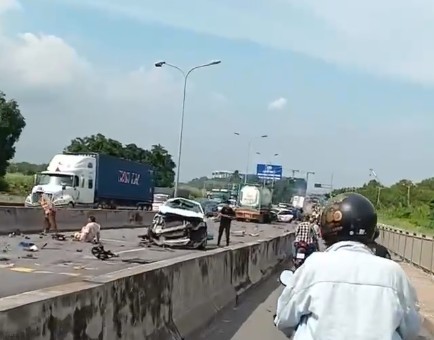 Tai nạn liên hoàn 8 ô tô dồn toa và bốc cháy trên cầu Phú Mỹ Tai nạn liên hoàn 8 ô tô dồn toa và bốc cháy trên cầu Phú Mỹ