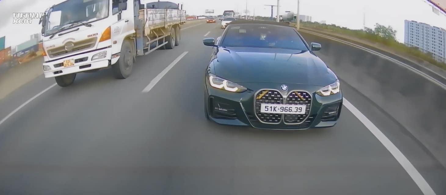 Làm tin một ví dụ về thói quen xấu khi chạy xe Làm tin một ví dụ về thói quen xấu khi chạy xe