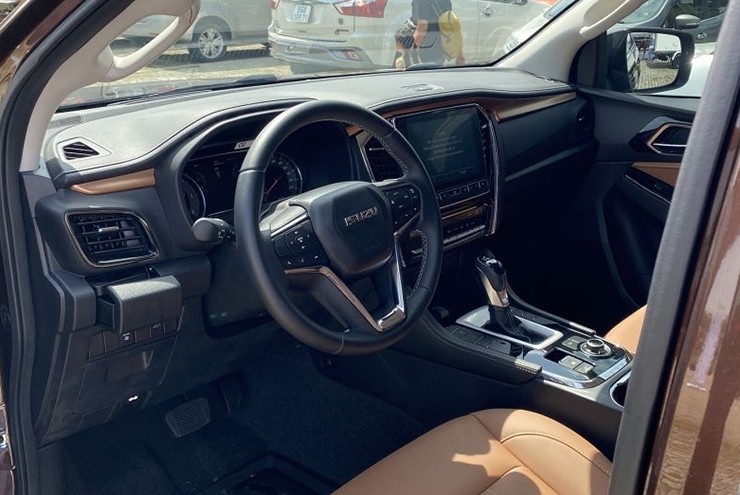 Isuzu Mu-X giảm giá 200 triệu đồng Isuzu Mu-X giảm giá 200 triệu đồng