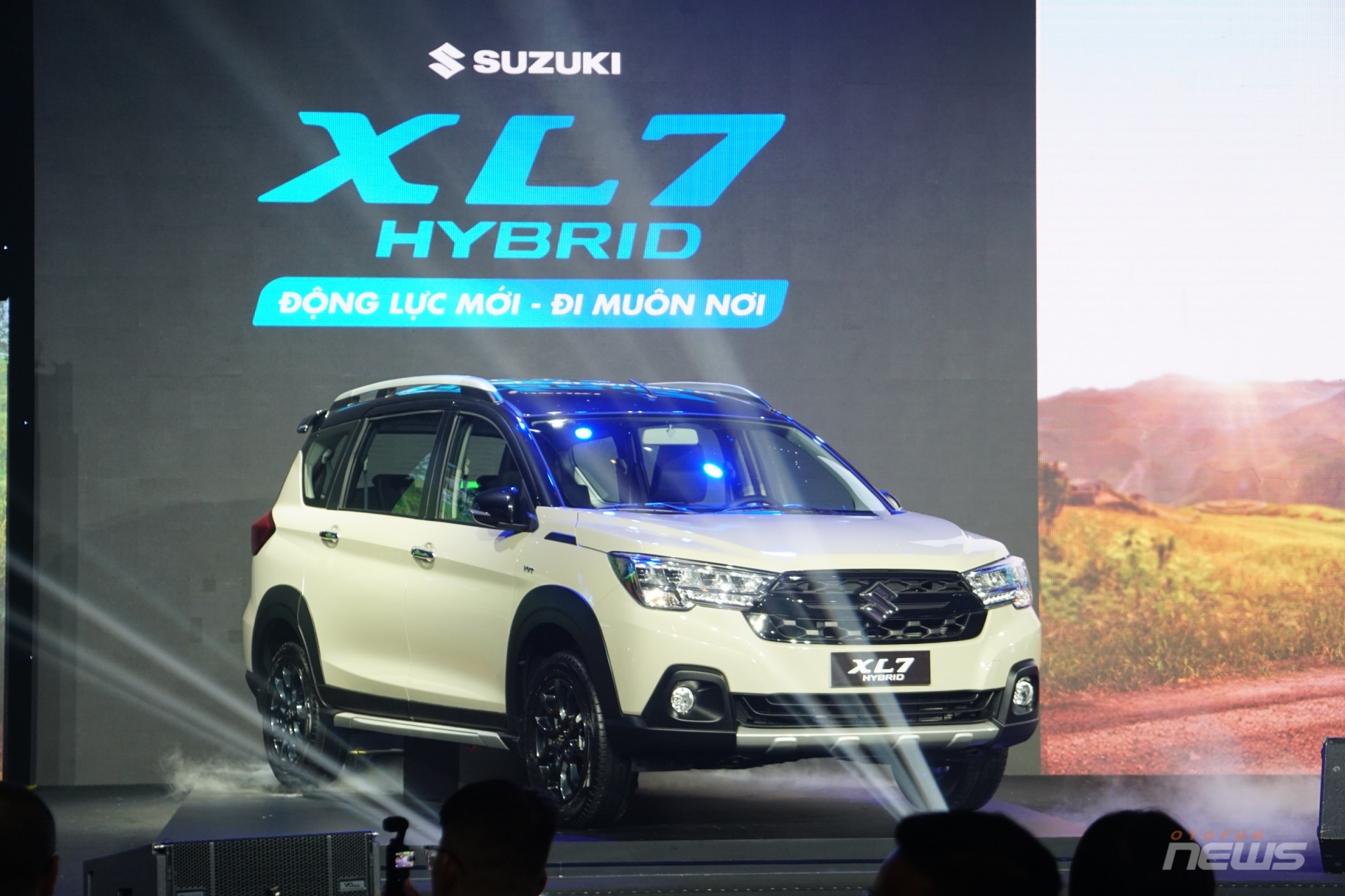 Suzuki XL7 Hybrid ra mắt, giá 599 triệu đồng Suzuki XL7 Hybrid ra mắt, giá 599 triệu đồng